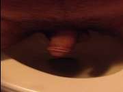 Старухи ссут в туалете видео