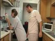 Видео про то как брат показывает сестре что такое секс на кухне